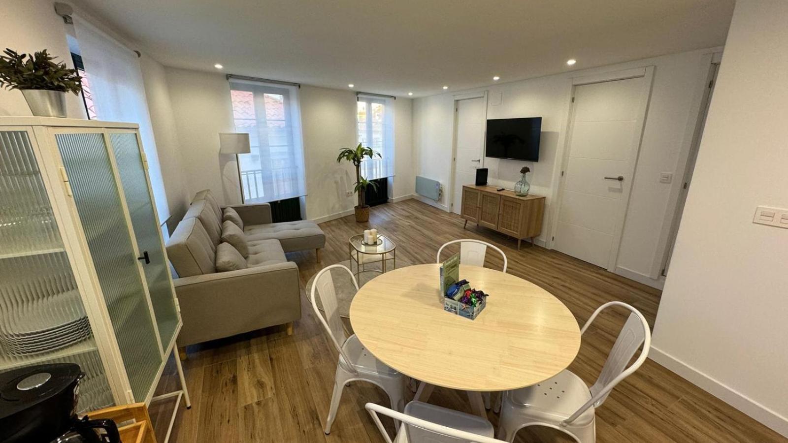 Apartamentos Urbanin II Plaza De San Pedro Кудилеро Екстериор снимка